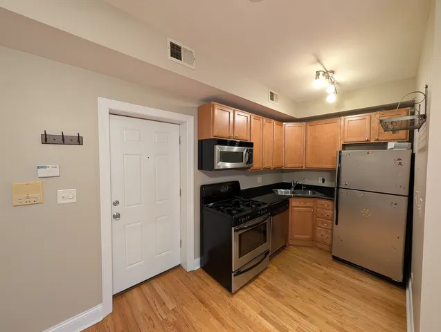 $1,700 | 6812 North Wayne Avenue, Unit 3C, Chicago, IL 60626