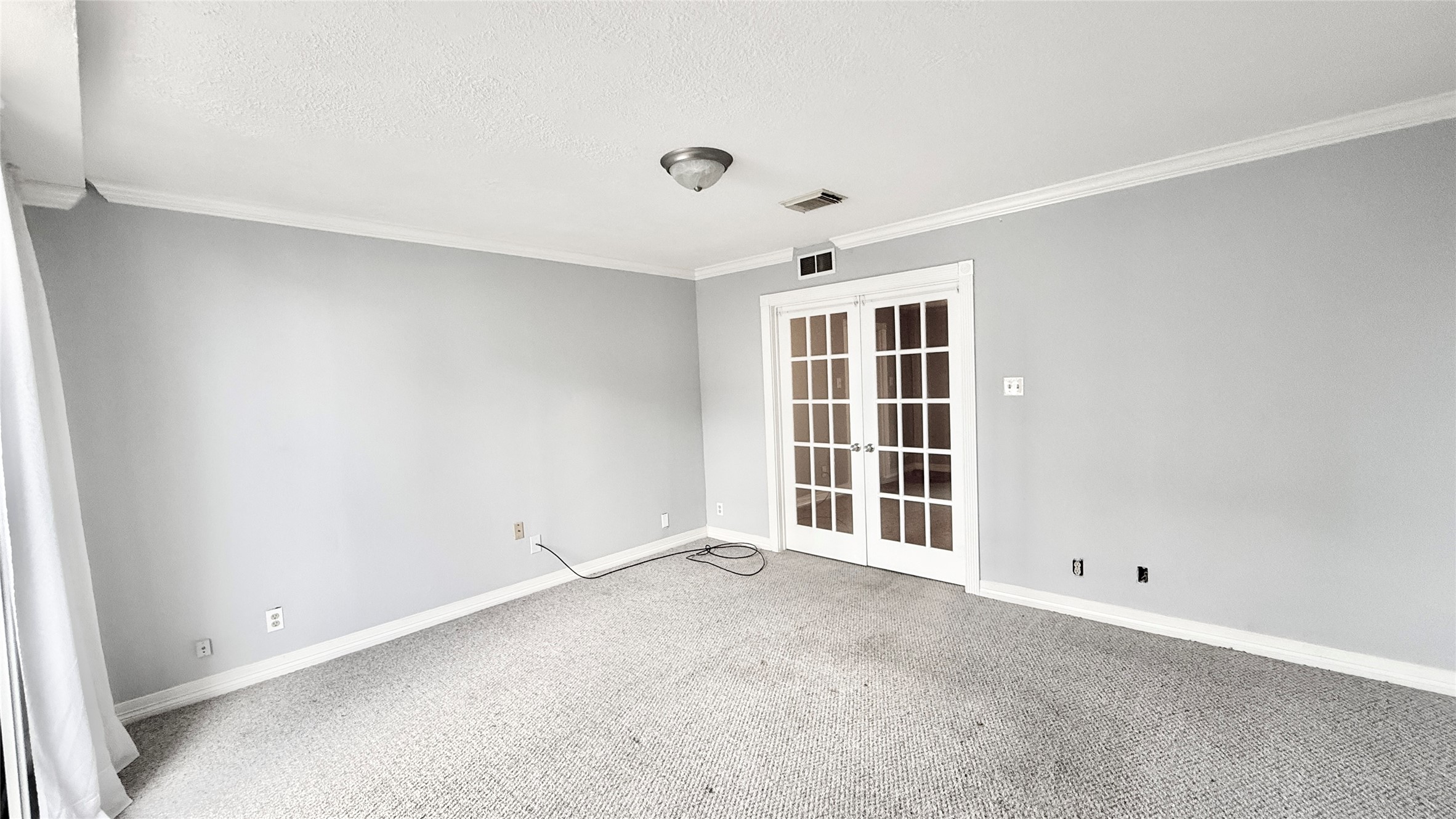 2016 Main Street, Unit 1113 Houston, TX 77002 - Photo 3 of 44 a view of an empty room with a window