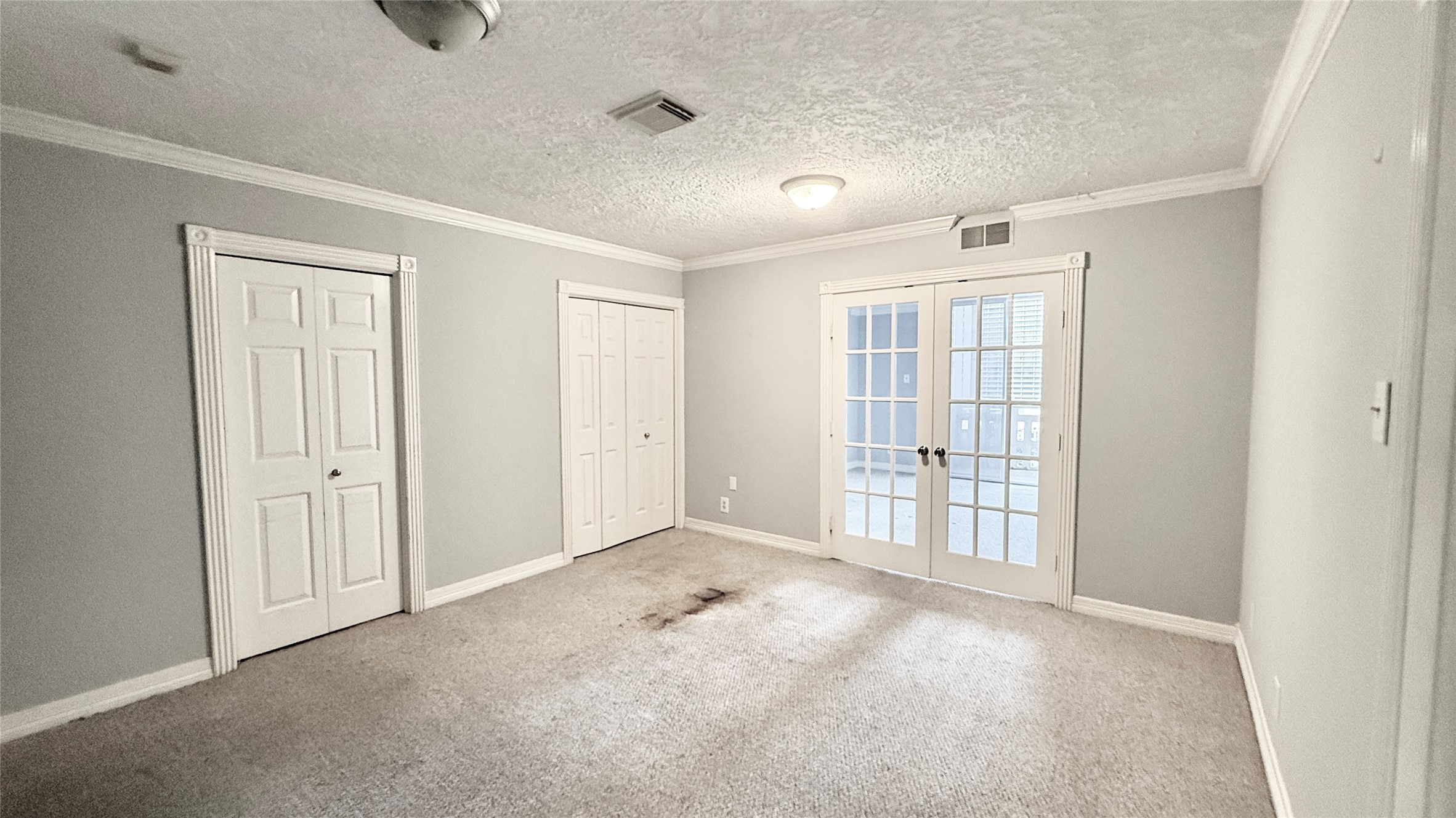 2016 Main Street, Unit 1113 Houston, TX 77002 - Photo 5 of 44 a view of an empty room with a window