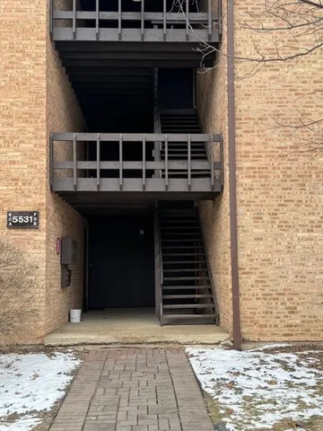 $199,900 | 5531 East Lake Drive, Unit B, Lisle, IL 60532