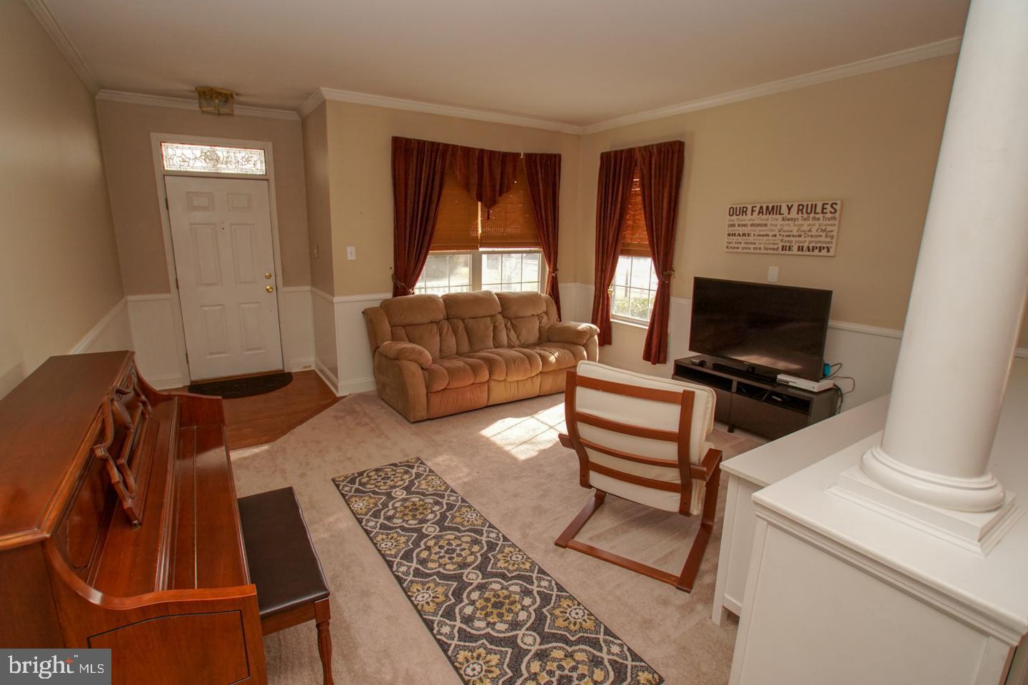 142 Raleigh Road Schwenksville, PA 19473 - Photo 9 of 36 Living room