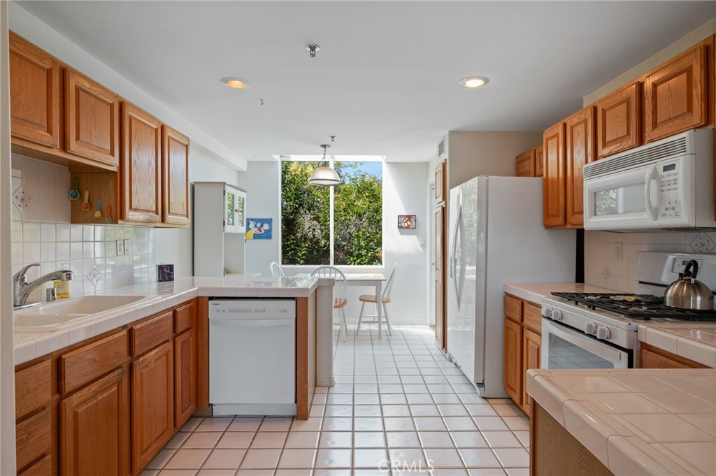 669 West 40th Street, Unit 2 San Pedro, CA 90731 - Photo 13 of 64