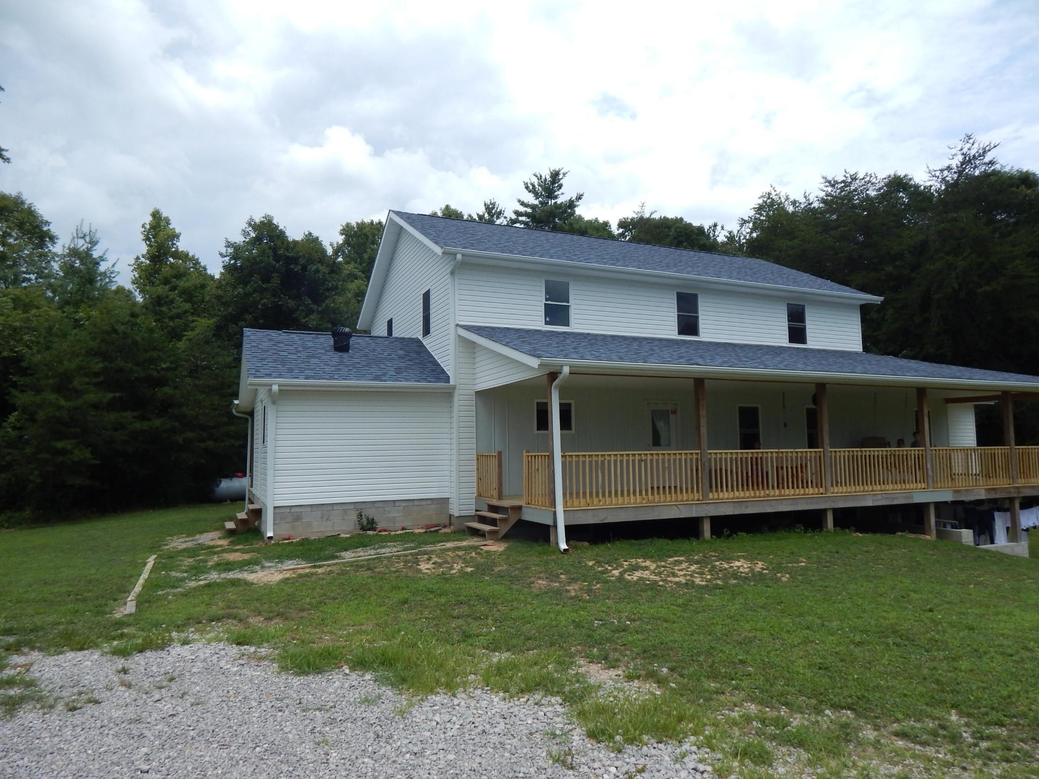 539 Glades Road Sunbright, TN 37872 - Photo 5 of 28 a front view of a house with a garden