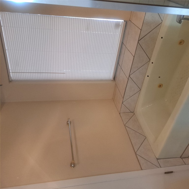 397 Lacy Drive, Unit B Elgin, TX 78621 - Photo 16 of 19 Full bath featuring a whirlpool tub