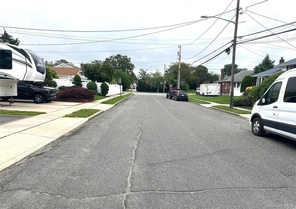 $810,000 | 11 Berryhill Lane, Bethpage, NY 11714