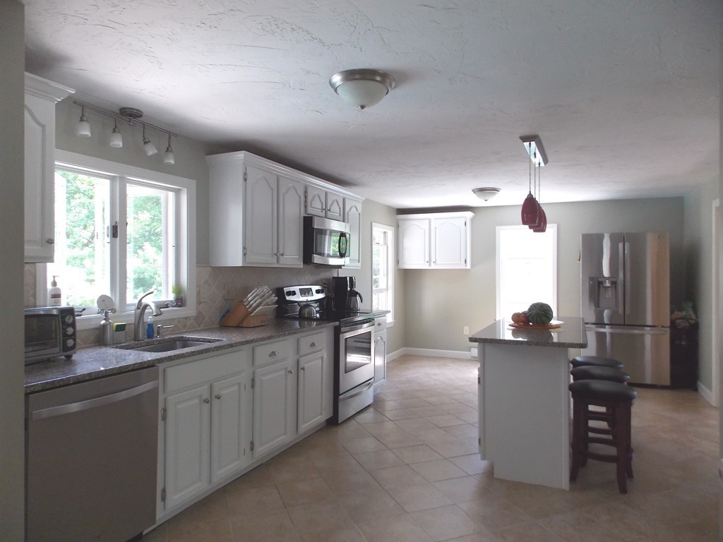 9 Philip Road Hudson, MA 01749 - Photo 5 of 20
