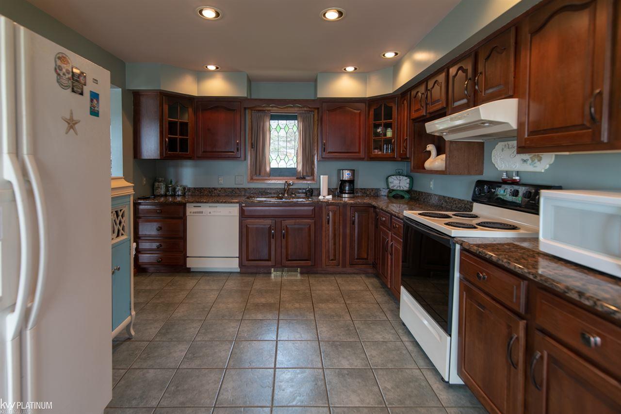 2825 Lakeshore Road Applegate, MI 48401 - Photo 11 of 39
