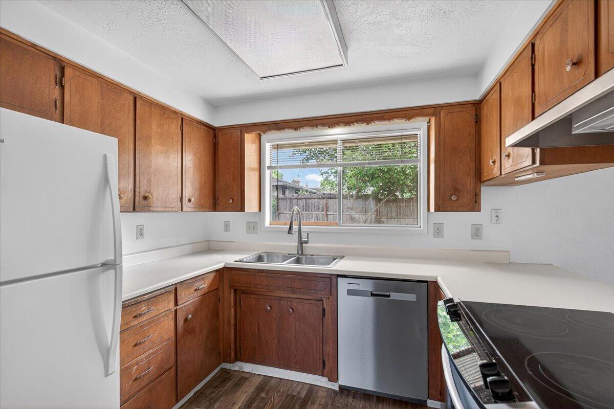 415 Sutter Avenue Medford, OR 97504 - Photo 9 of 28 a kitchen with a sink stove and refrigerator