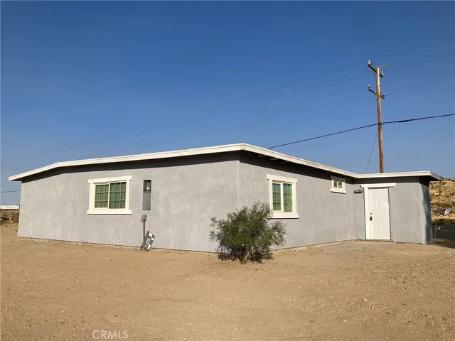 a view of an house with backyard and plants