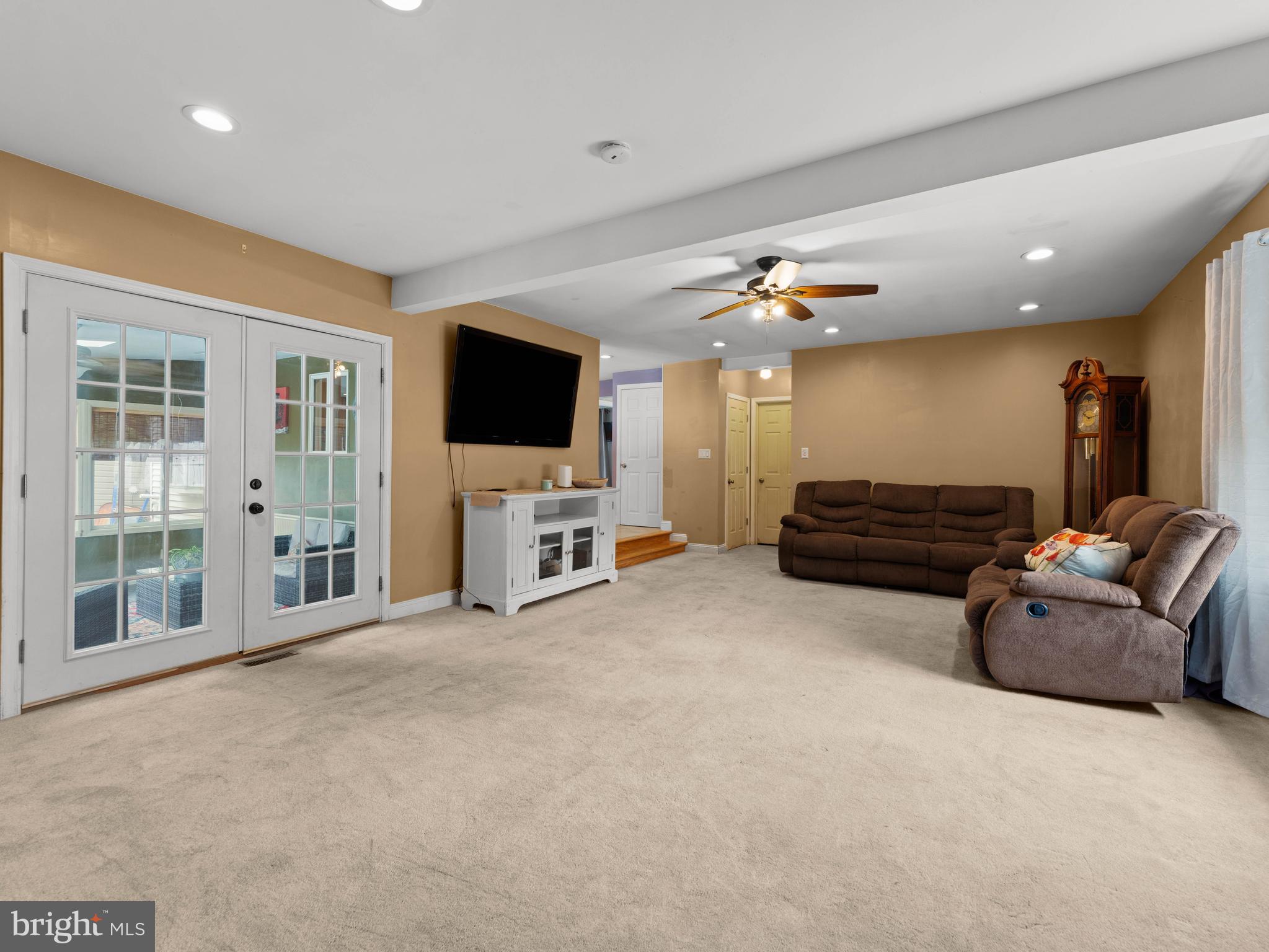 2505 Yellowstone Road Cinnaminson, NJ 08077 - Photo 20 of 40 a living room with furniture and a flat screen tv