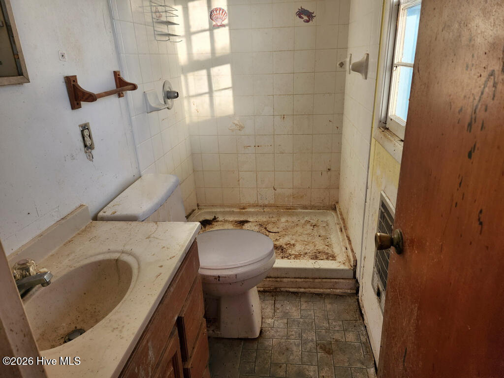 905 Dublin Run Road Aurora, NC 27806 - Photo 12 of 17 12 MASTER BATH