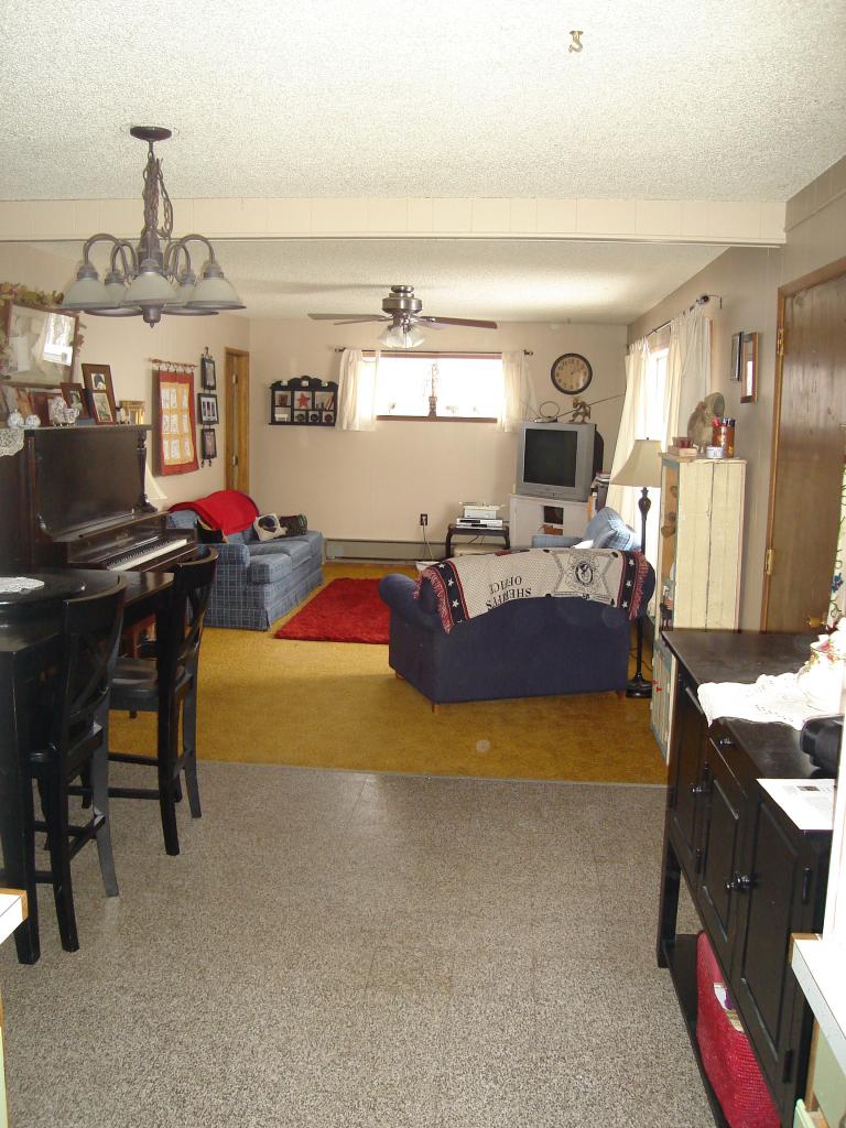 410 Willowlawn Road Yakima, WA 98908 - Photo 9 of 23 Living Room
