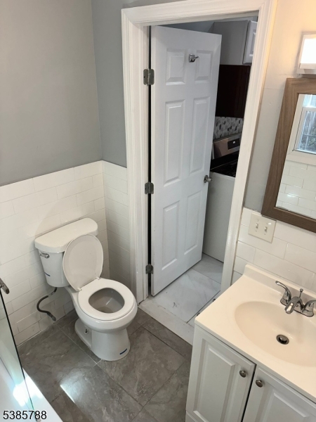 705 South 15th Street Newark, NJ 07103 - Photo 6 of 26 a bathroom with a sink and a toilet