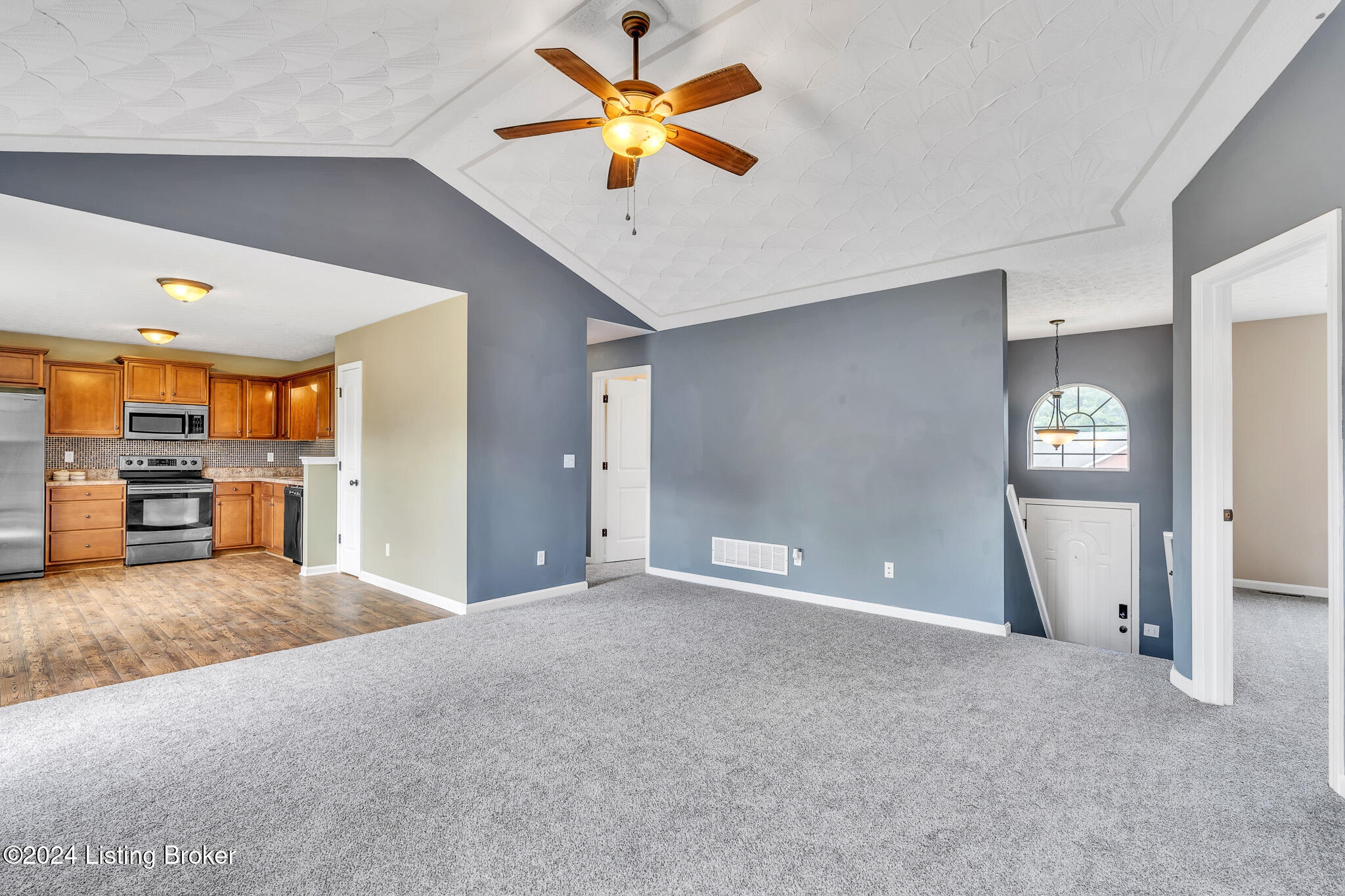 378 Madison Rae Boulevard Shepherdsville, KY 40165 - Photo 4 of 29 Great room into kitchen