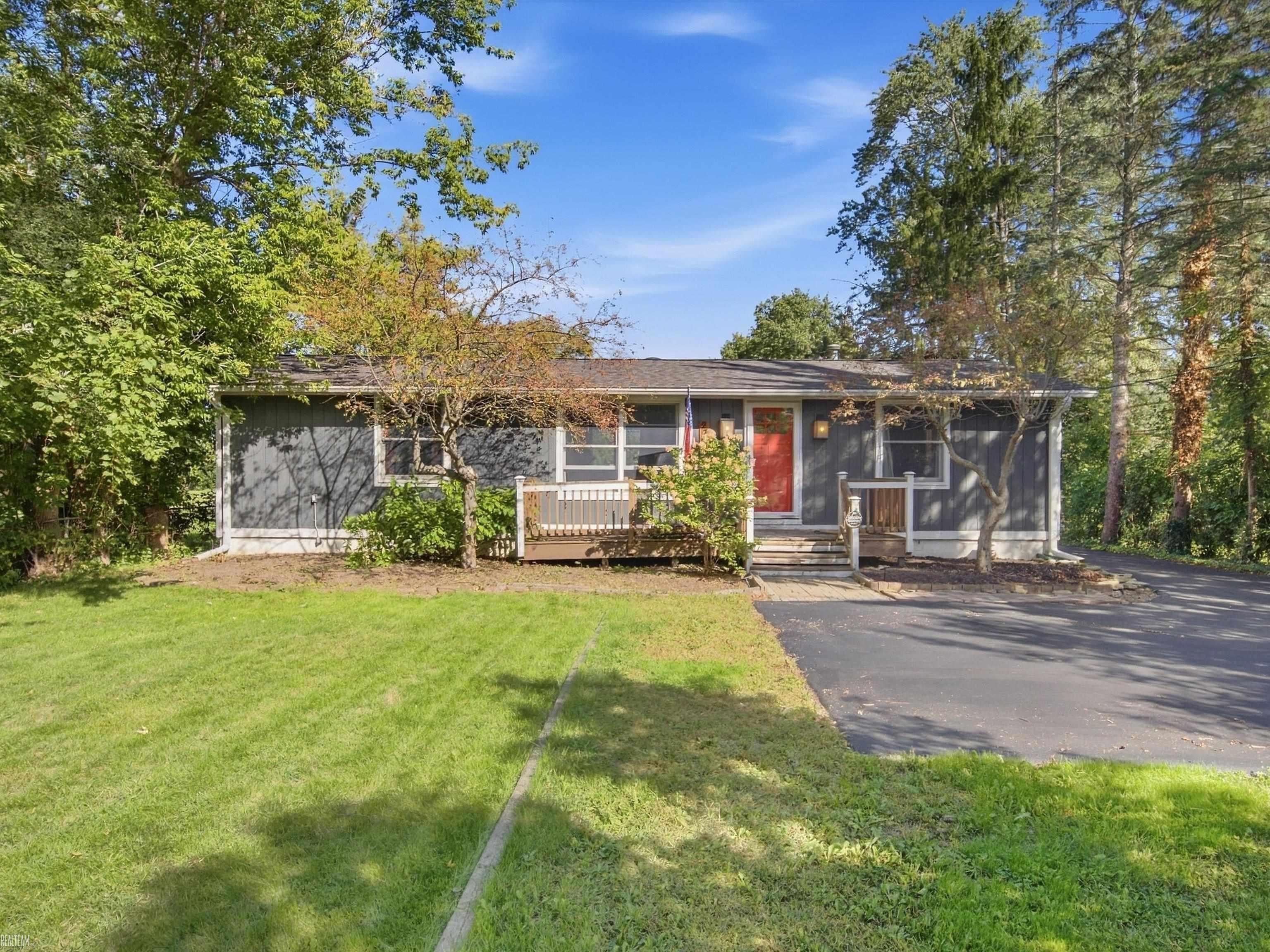 2789 Hickory Lawn Road Rochester, MI 48307 - Photo 1 of 34 50222077-2dea97fd-a7b6-49db-ae9f-545bdf00c2a2.JPG