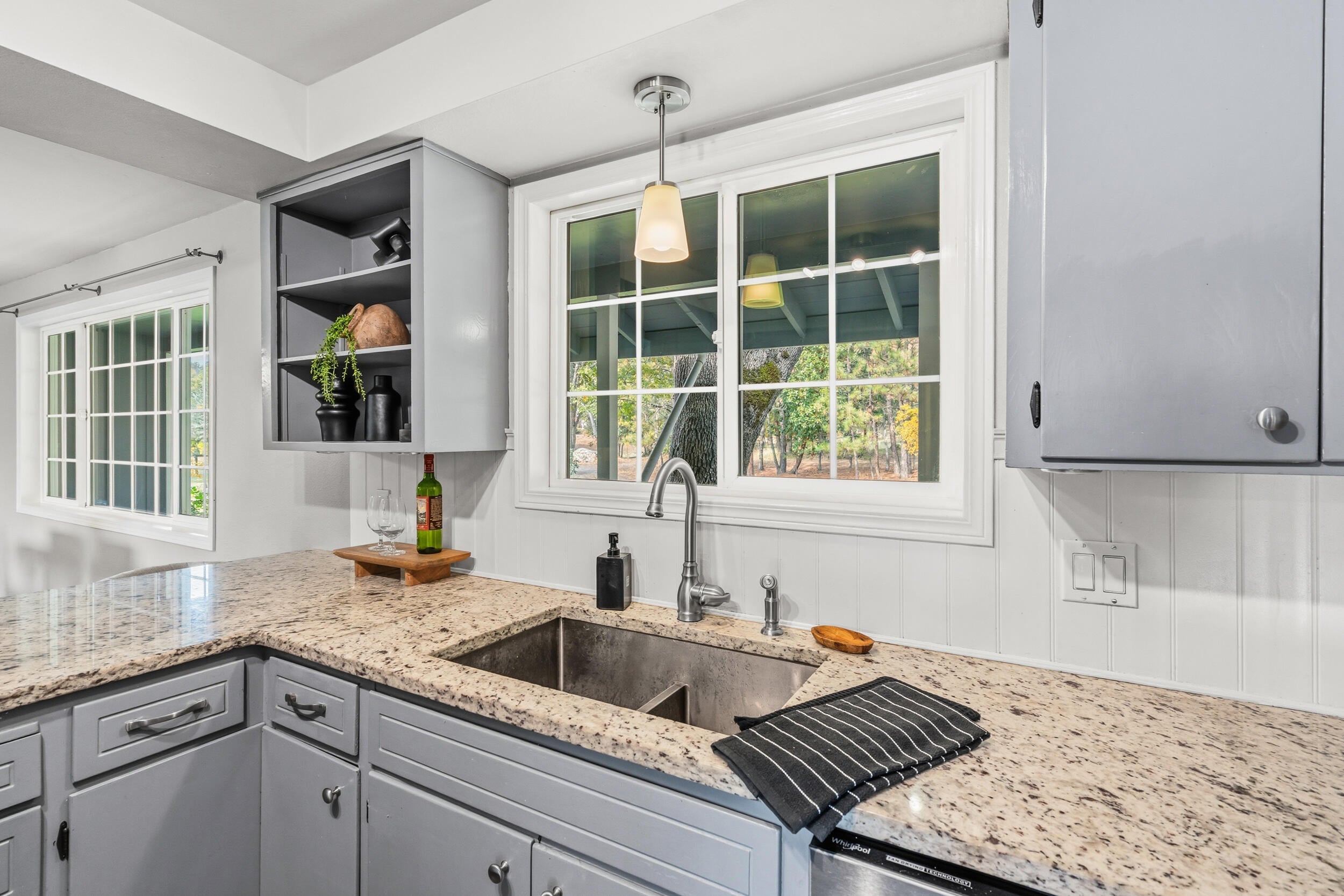 348 Ridgewood Drive Jacksonville, OR 97530 - Photo 10 of 55 Kitchen