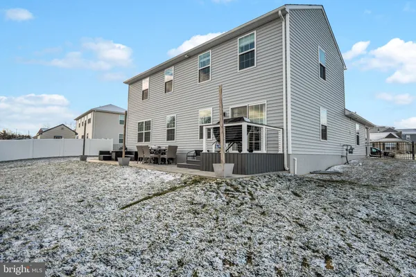 a view of a house with backyard