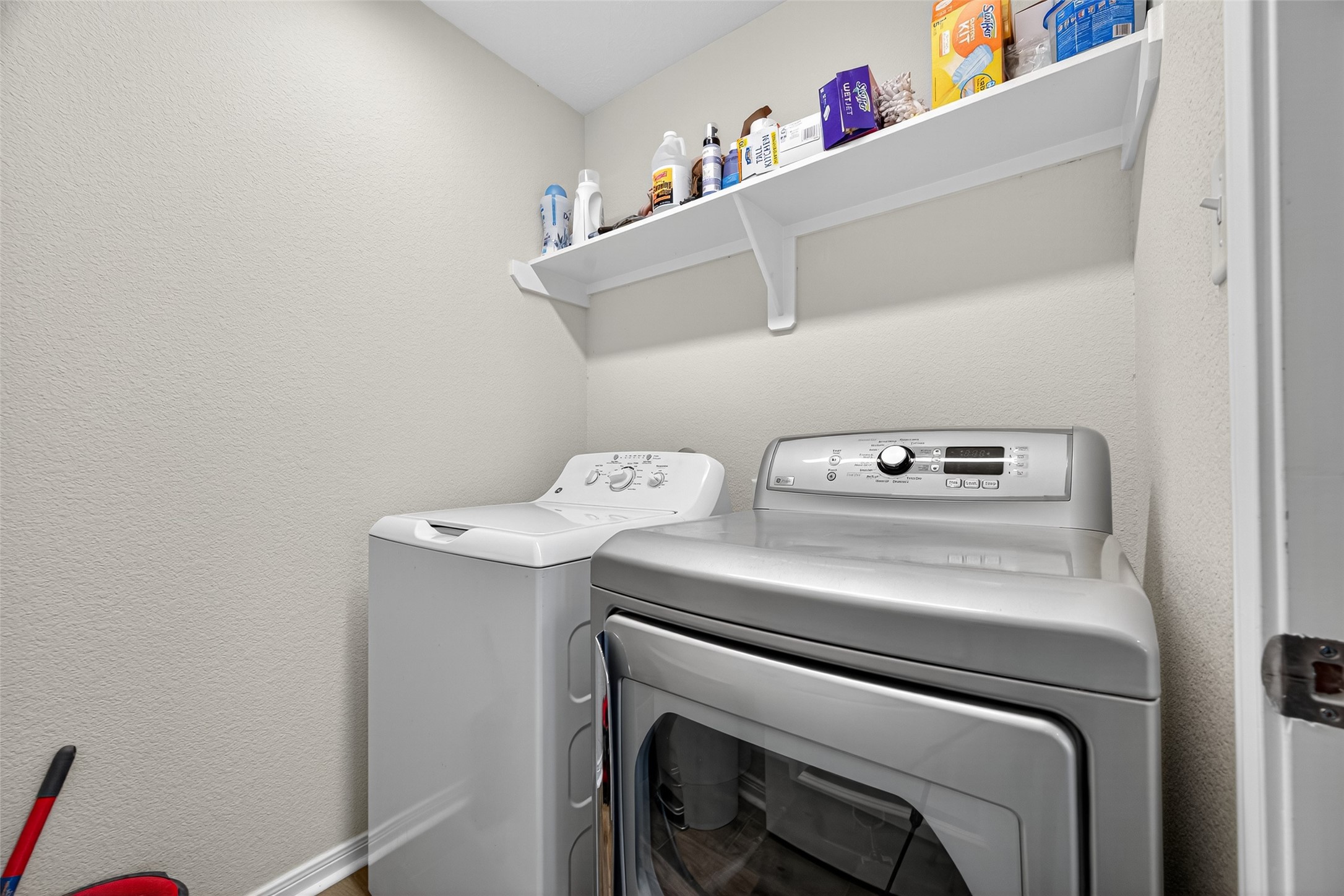 128 Red Deer Way Huntsville, TX 77320 - Photo 17 of 33 a utility room with dryer and washer