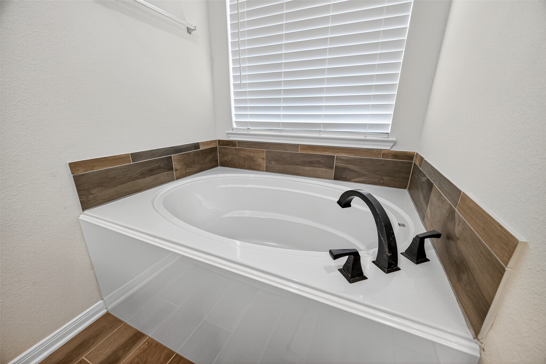 128 Red Deer Way Huntsville, TX 77320 - Photo 22 of 33 a bathroom with a bathtub