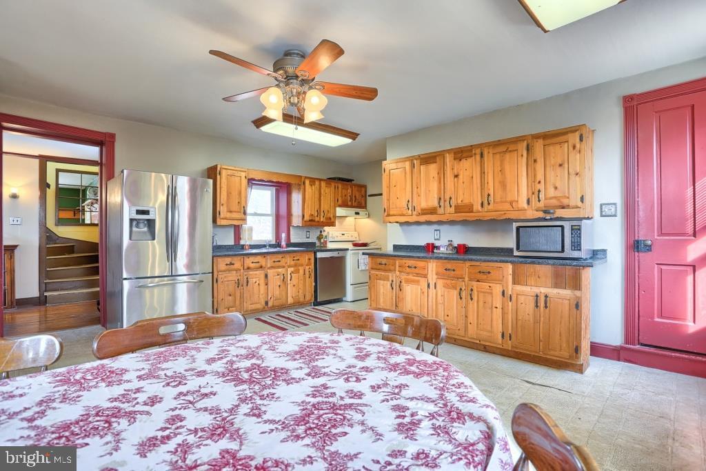 11 Newswanger Road Lancaster, PA 17603 - Photo 4 of 32 Gallery Image 4