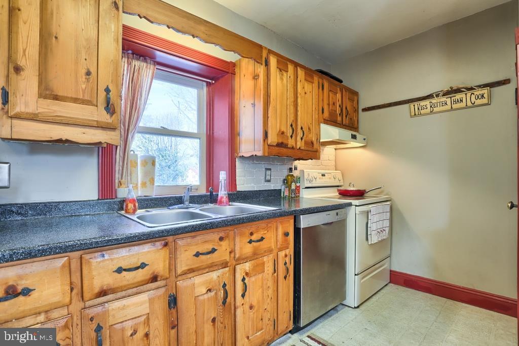 11 Newswanger Road Lancaster, PA 17603 - Photo 7 of 32 Gallery Image 7