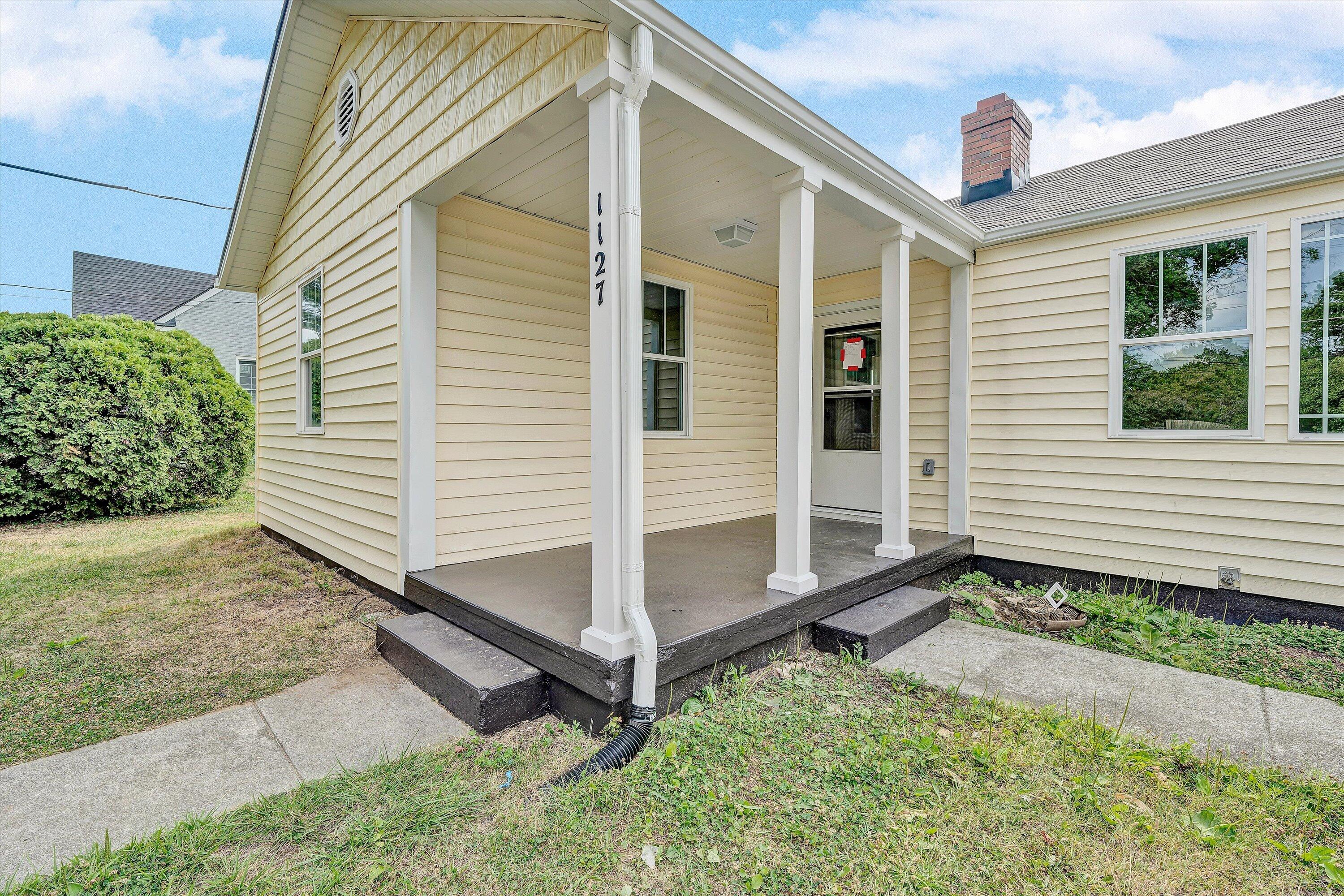 1127 Highland Road Salem, VA 24153 - Photo 21 of 23 Front Porch
