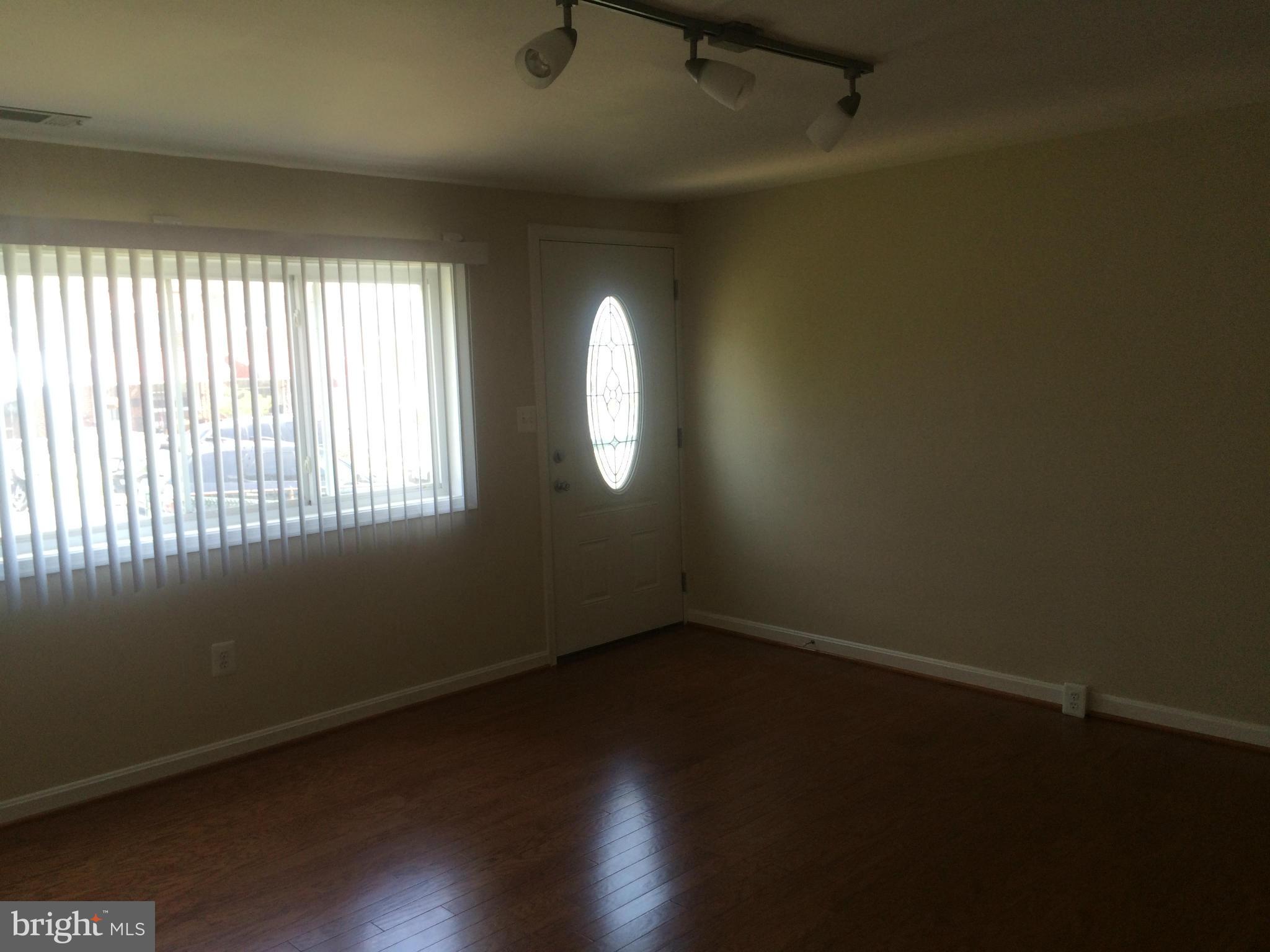 2701 Norfen Road Baltimore, MD 21227 - Photo 4 of 27 Living Room