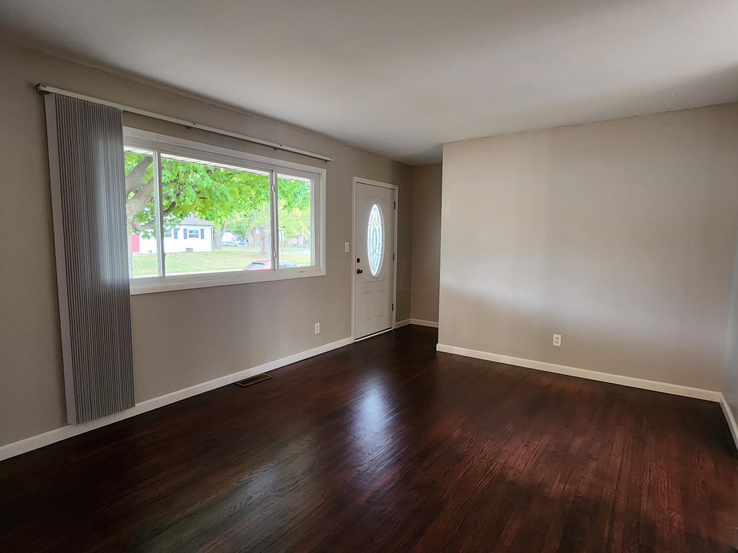 3466 Rodell Road Columbus, OH 43232 - Photo 5 of 29 05 Living room 20231015_161000