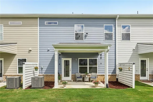 a front view of house with yard
