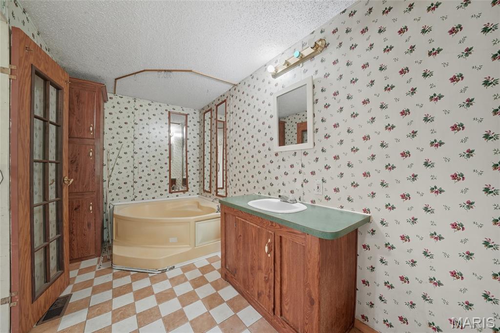 1693 Wade Road Pacific, MO 63069 - Photo 12 of 22