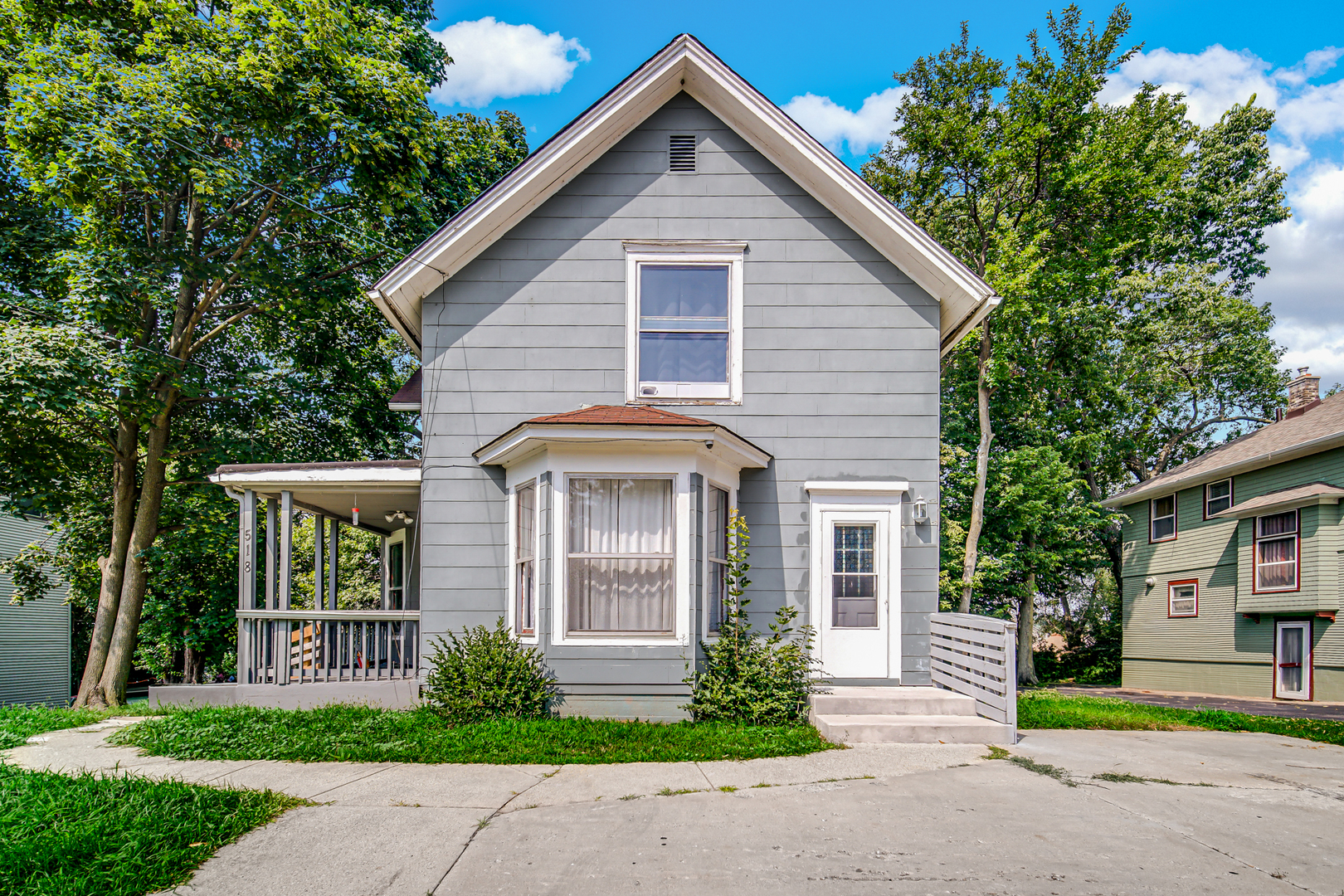 518 Raymond Street Elgin, IL 60120 - Photo 2 of 22