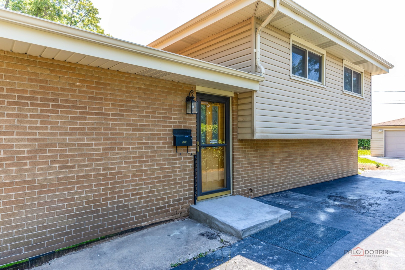 308 Wheeling Avenue Wheeling, IL 60090 - Photo 2 of 20