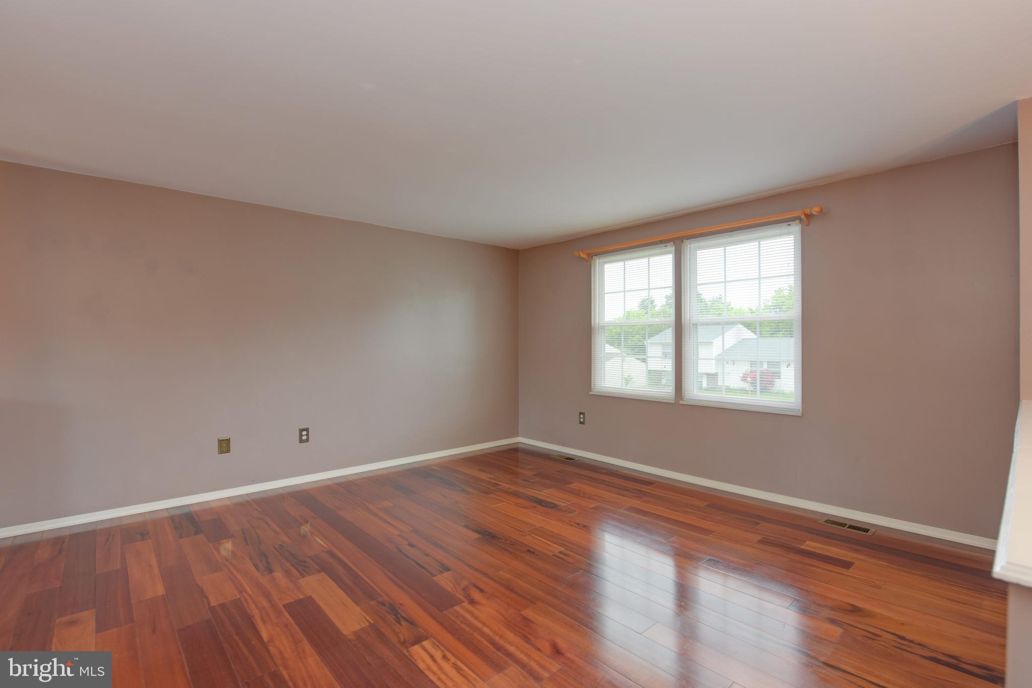 143 North Harrison Road Sterling, VA 20164 - Photo 3 of 36 Gallery Image 3