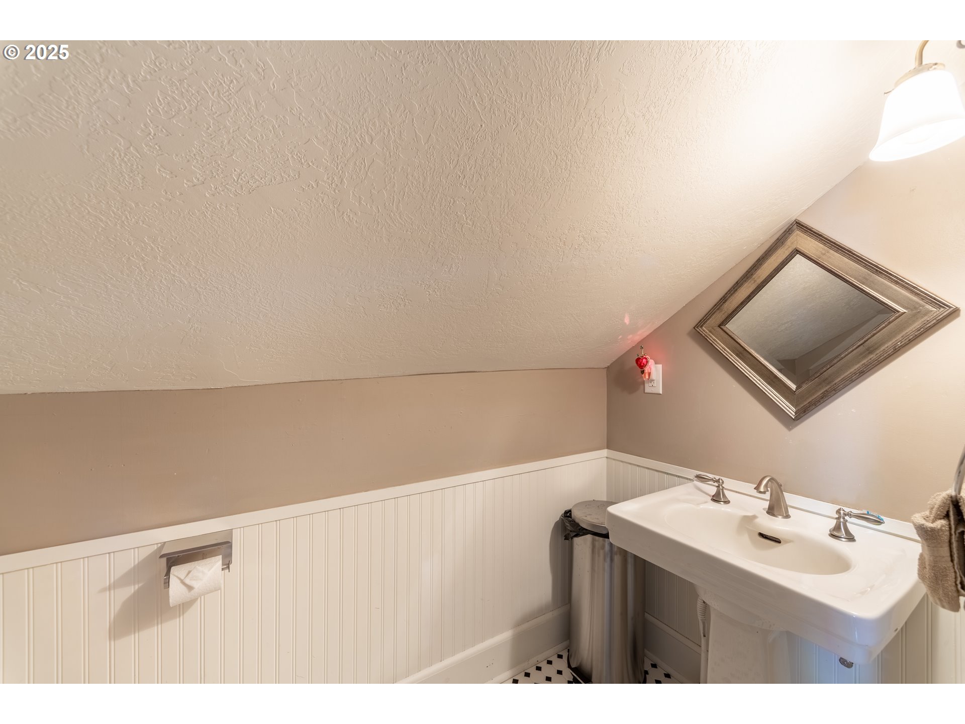 745 16th Street Northeast Salem, OR 97301 - Photo 20 of 32 a bathroom with a sink and a mirror