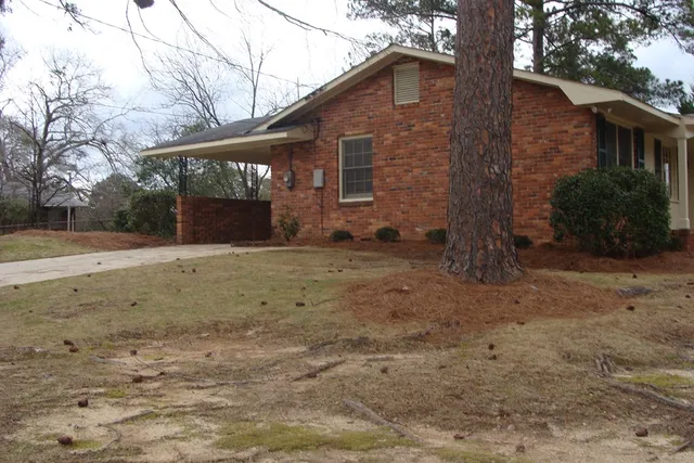 a view of a house with a yard