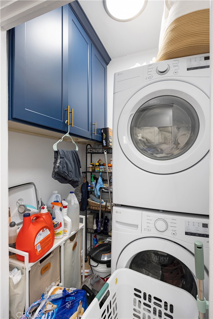 28 Argonne Avenue Long Beach, CA 90803 - Photo 15 of 20 a utility room with dryer and washer