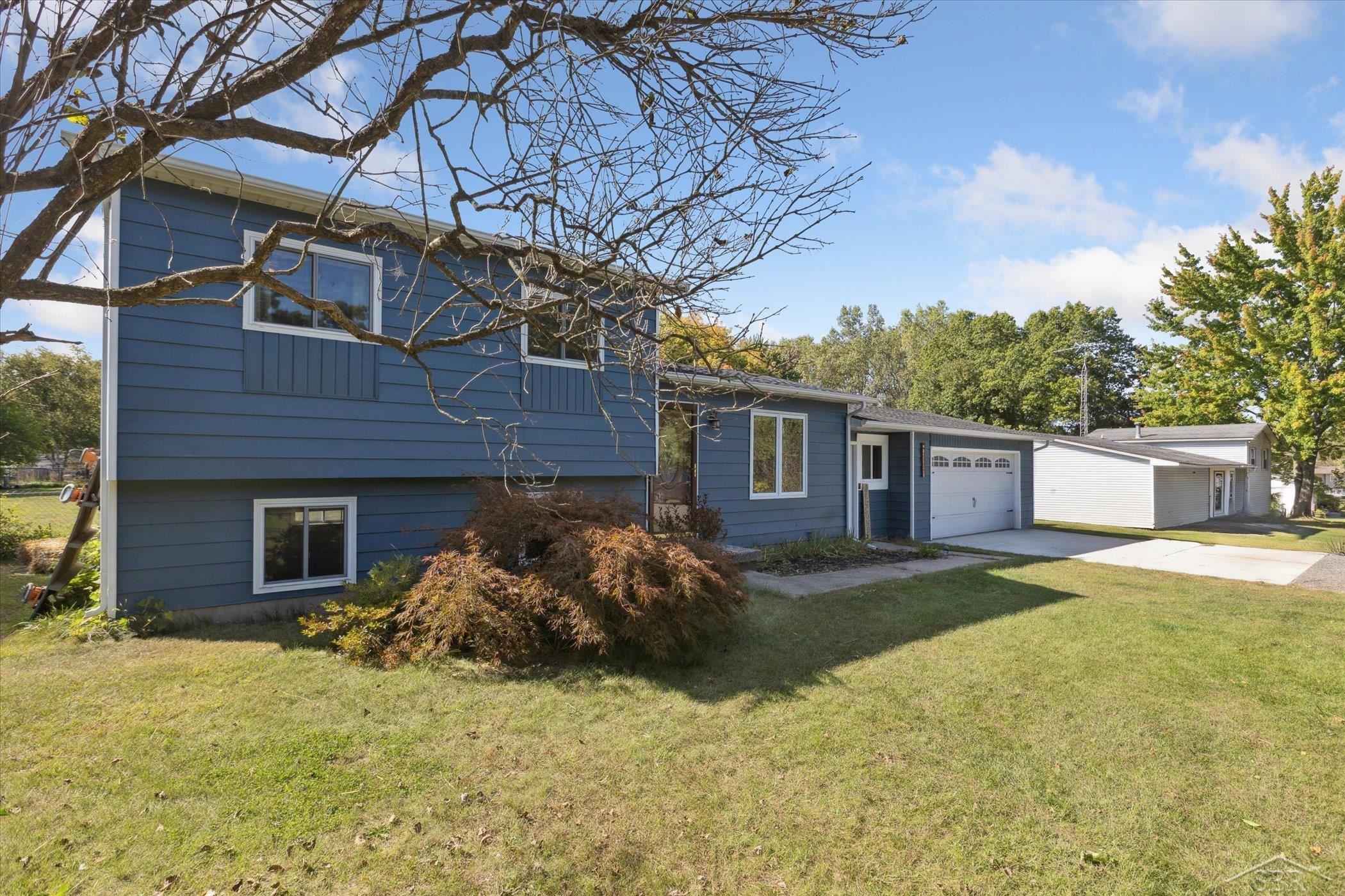 2305 Indian Road Lapeer, MI 48446 - Photo 2 of 34 50188788-d1ed054a-9241-4751-9b18-cb4b97000316.JPG