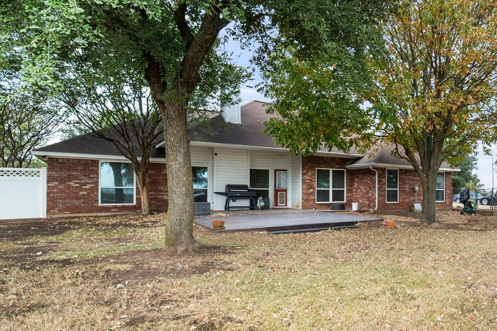 5250 Plainview Road Midlothian, TX 76065 - Photo 7 of 37 front view of a house with a yard