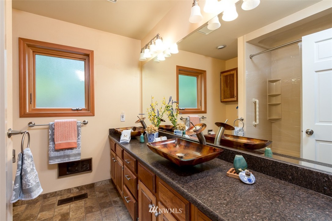 21200 President Point Road Northeast Kingston, WA 98346 - Photo 17 of 24 Gallery Image 17