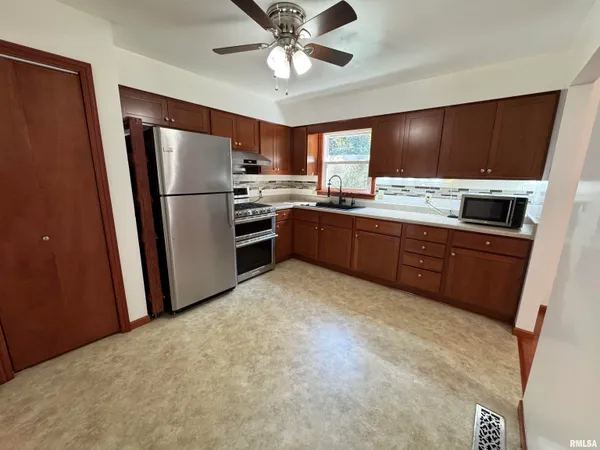 $193,000 | 1707 Riverview Drive, Macomb, IL 61455