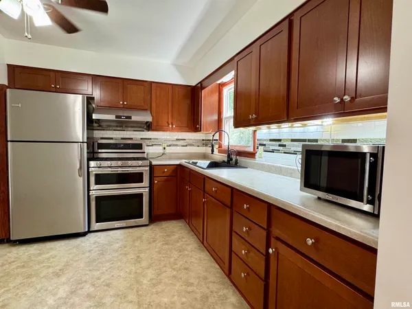 $193,000 | 1707 Riverview Drive, Macomb, IL 61455