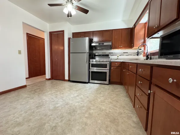 $193,000 | 1707 Riverview Drive, Macomb, IL 61455