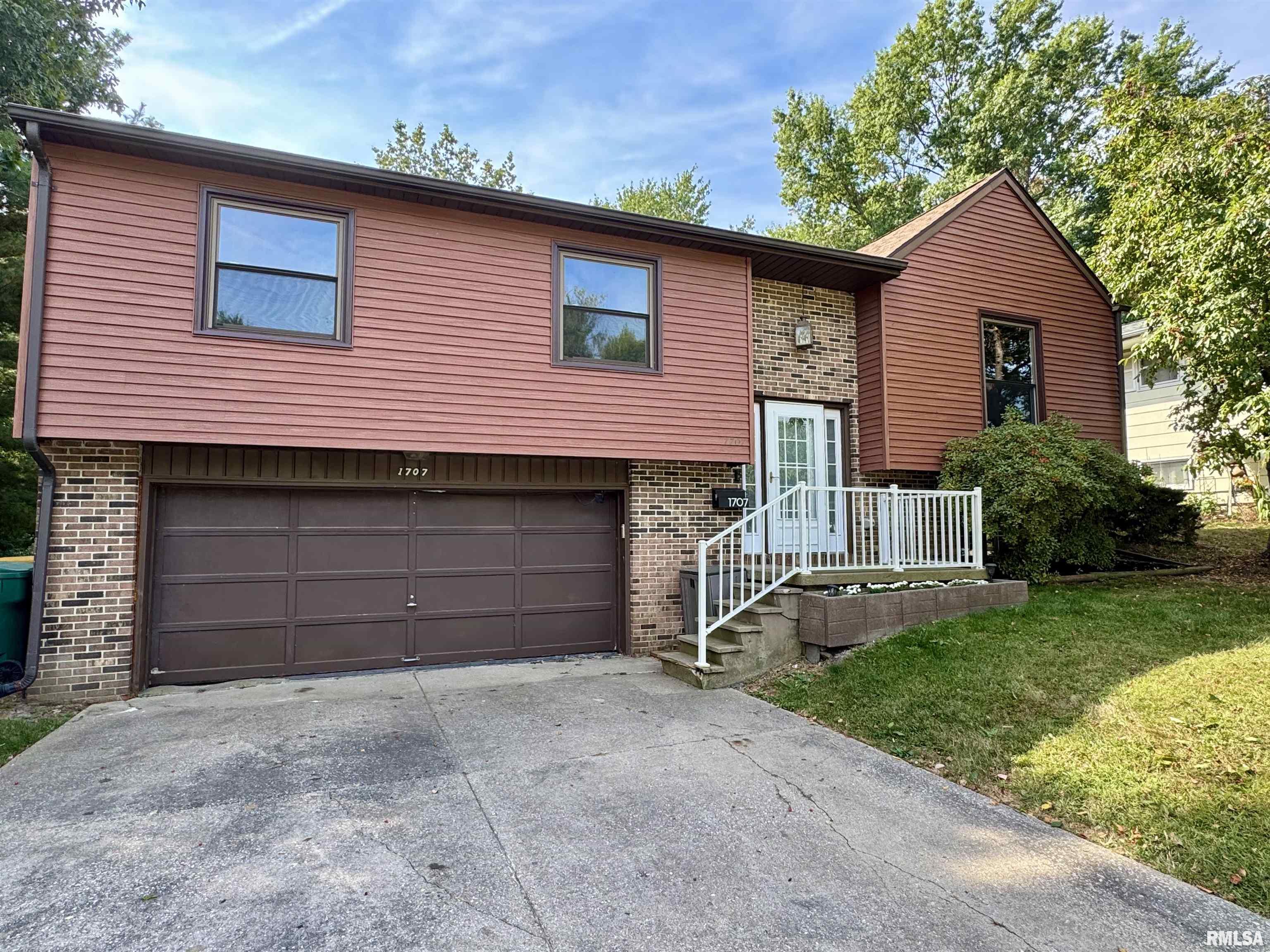 1707 Riverview Drive Macomb, IL 61455 - Photo 2 of 59