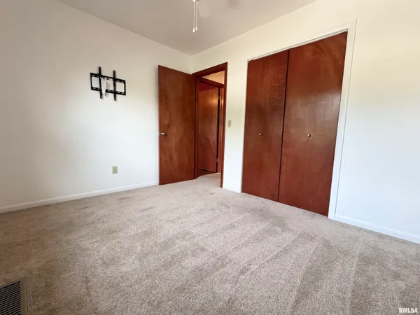 $193,000 | 1707 Riverview Drive, Macomb, IL 61455