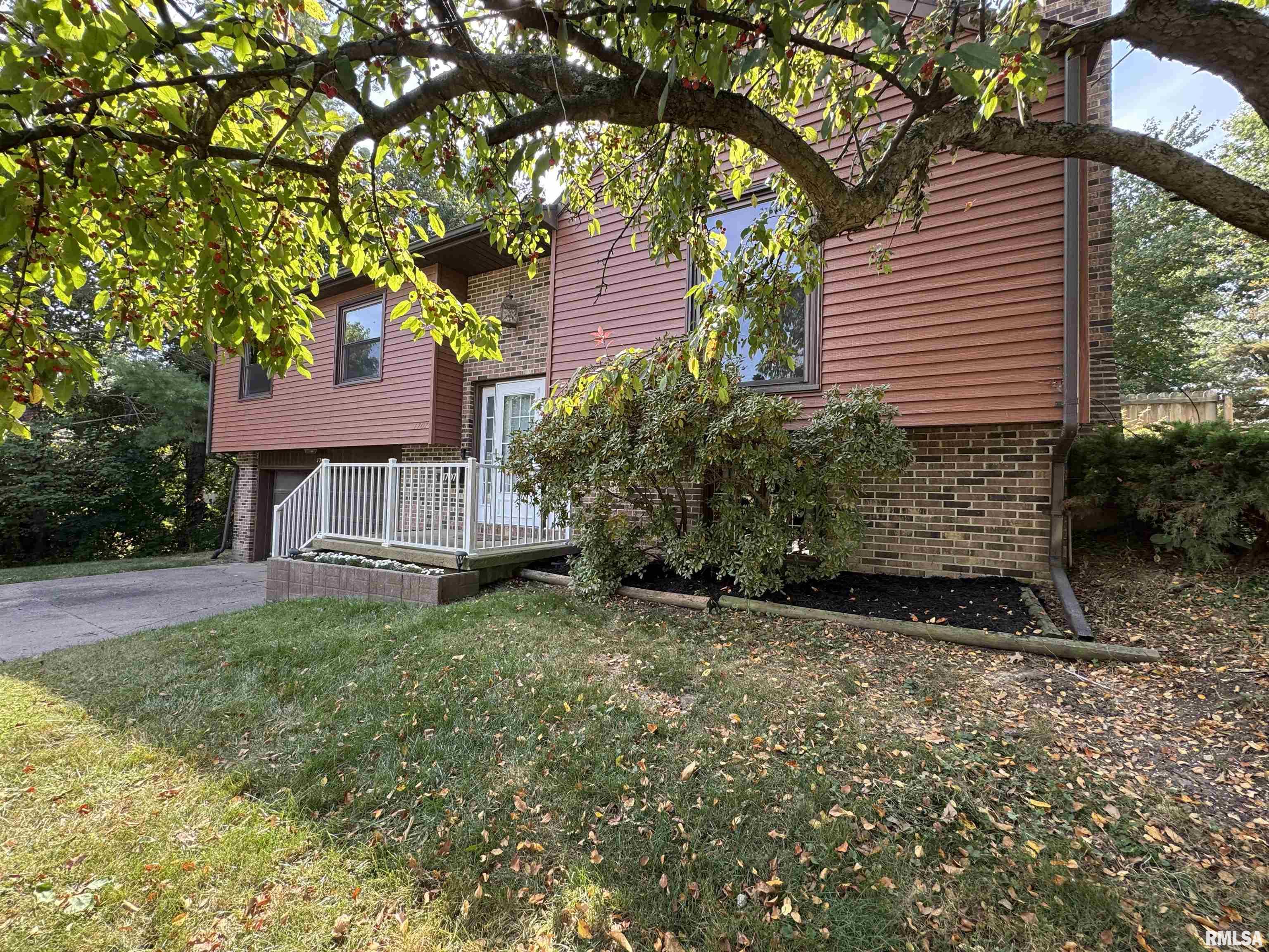 1707 Riverview Drive Macomb, IL 61455 - Photo 3 of 59