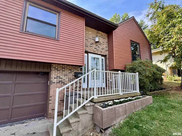 $193,000 | 1707 Riverview Drive, Macomb, IL 61455