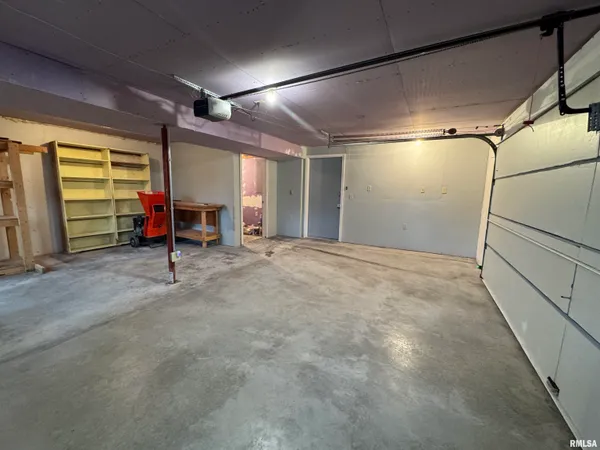 $193,000 | 1707 Riverview Drive, Macomb, IL 61455