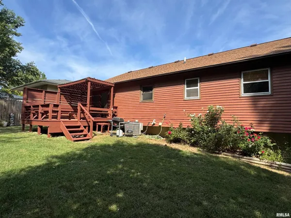 $193,000 | 1707 Riverview Drive, Macomb, IL 61455