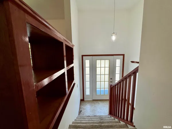 $193,000 | 1707 Riverview Drive, Macomb, IL 61455