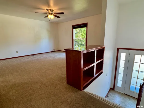 $193,000 | 1707 Riverview Drive, Macomb, IL 61455